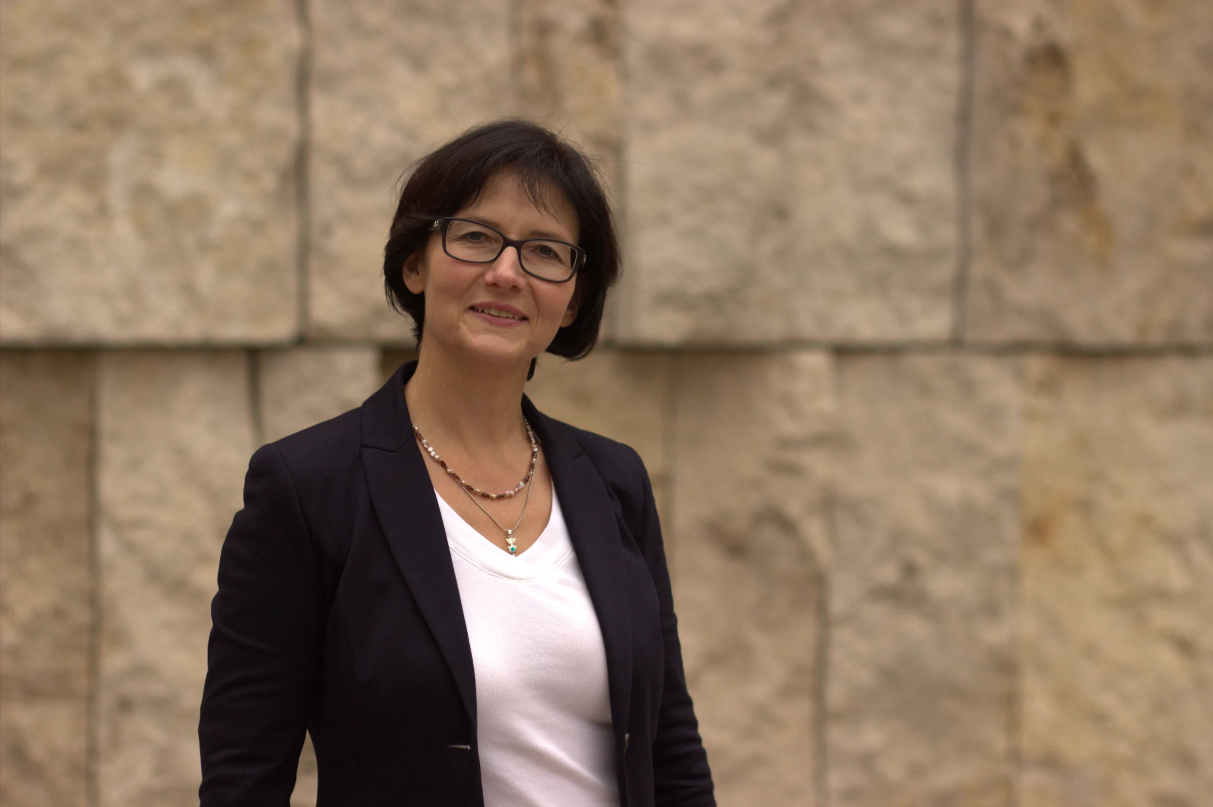Petra Schmidt vor einer Travertin-Steinwand