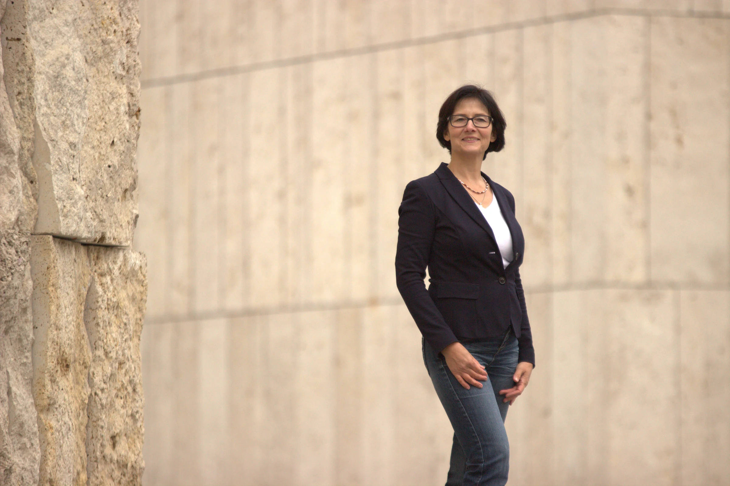 Petra Schmidt vor einer hellen Wand