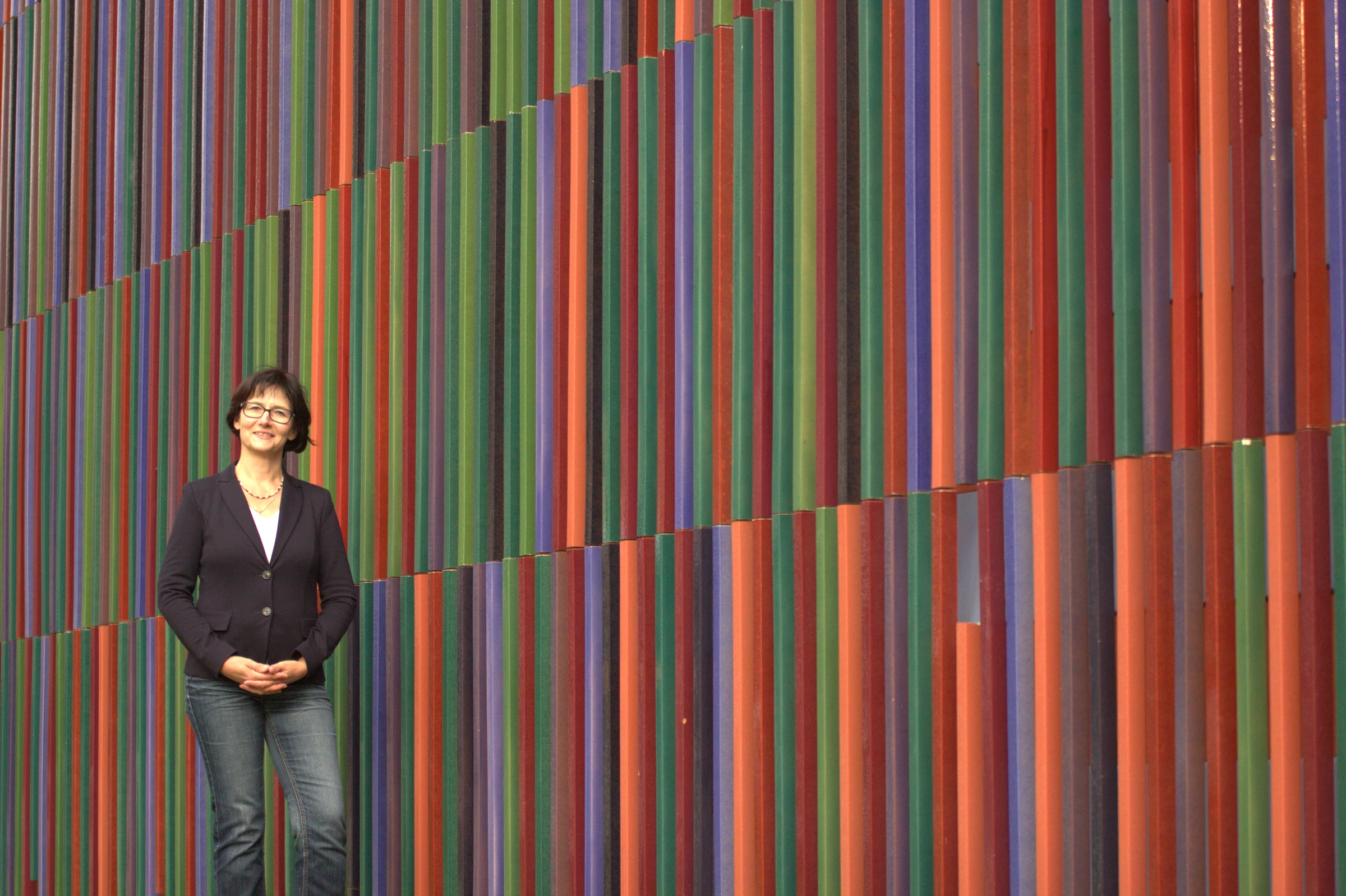 Petra Schmidt vor einer gestreiften Wand